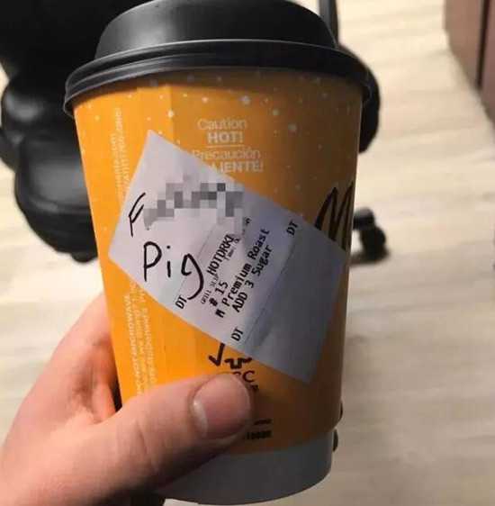 美國警察買咖啡時(shí)被羞辱，杯子上寫著幾個大字：該死的豬