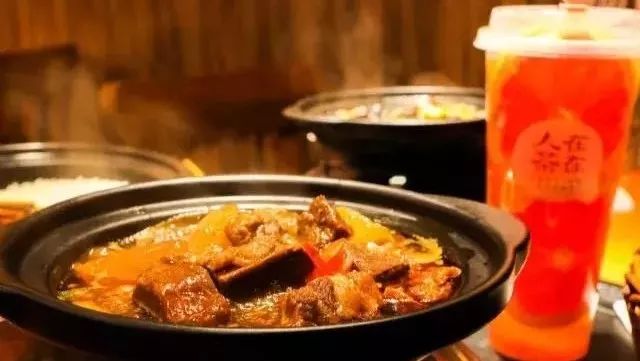 蓋澆飯、面條現(xiàn)身多個(gè)茶飲連鎖品牌  飲+餐“群魔亂舞”？