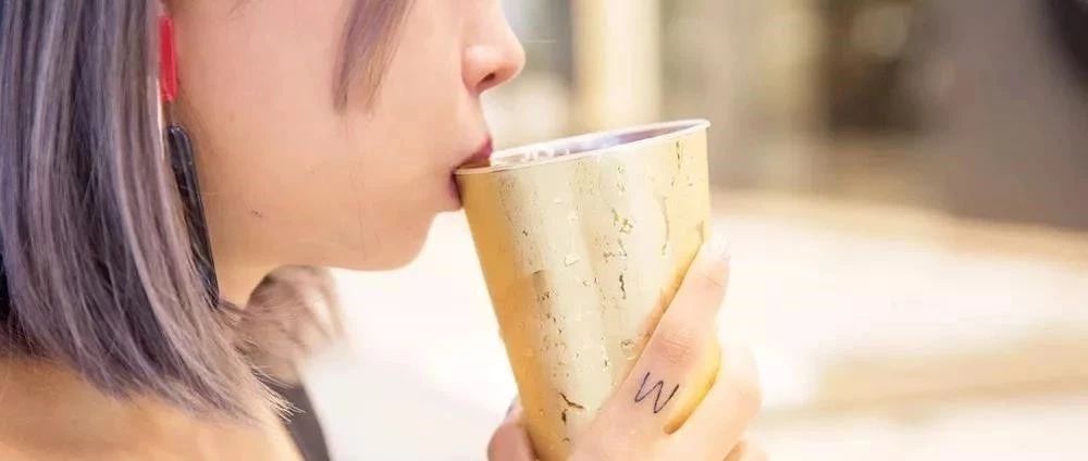 奈雪、樂樂茶土豪操作  杯子開始用“黃金”