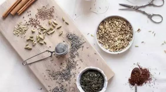 自創(chuàng)品牌開(kāi)出家奶茶店， 后小伙只用兩年