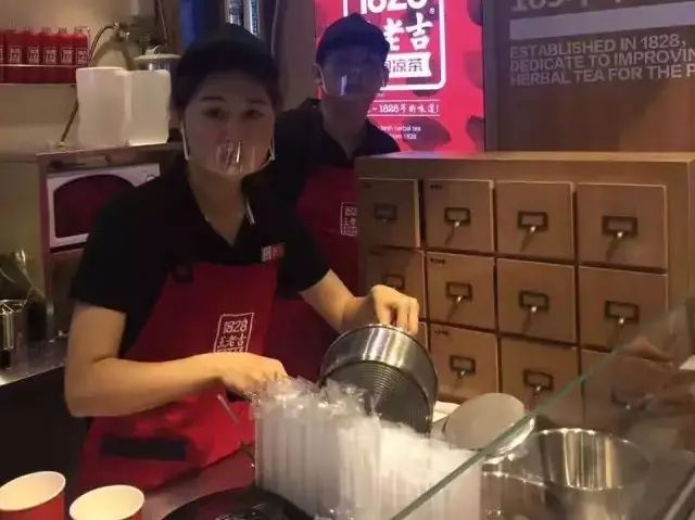 王老吉開(kāi)“很紅”的實(shí)體店“涼茶鋪?zhàn)印?，賣(mài)“現(xiàn)泡涼茶”