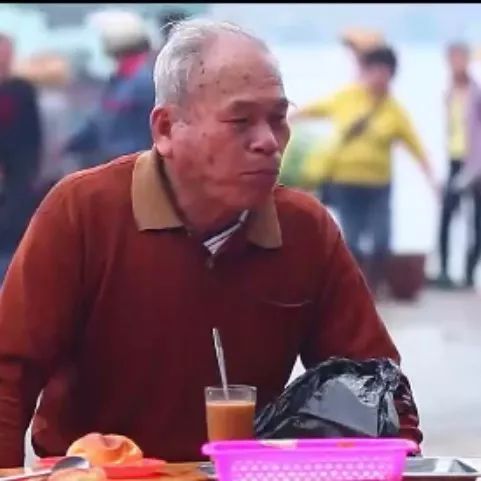 海南農(nóng)村村民喝咖啡成癮，早飯?jiān)诖笈艡n油條配咖啡！