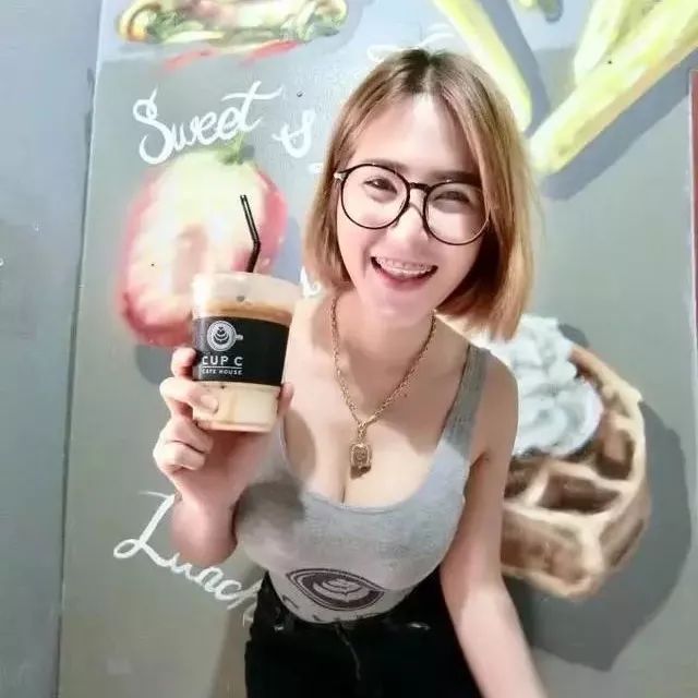 泰國(guó)“C罩杯”咖啡店爆紅，咖啡女店員霸氣側(cè)漏！