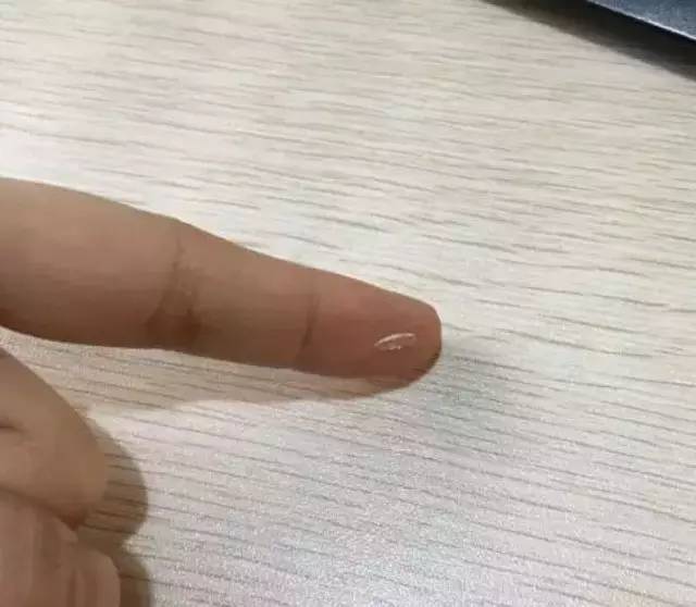 這家奶茶店攤上事兒了，顧客喝出了玻璃渣！