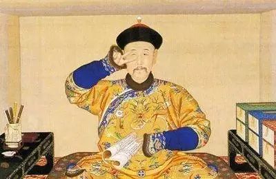 乾隆：瞅你們排隊(duì)買的啥破奶茶，比咱們宮里的可差得遠(yuǎn)了