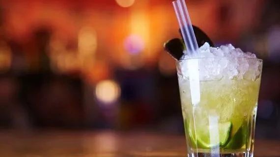 茶飲新配方、制冰機(jī)、吧臺、封口機(jī)、紙杯、凈水器…… 你想要的這里都有