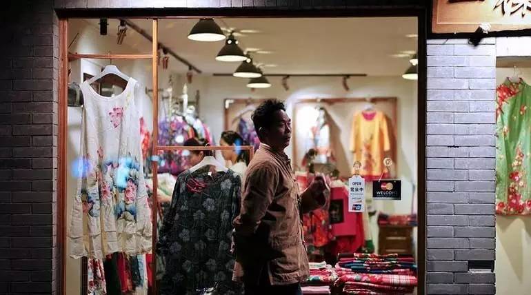 如何吸引從店門口路過(guò)的顧客進(jìn)店消費(fèi)？