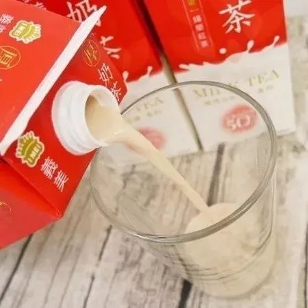 這位臺灣藝人把種奶茶混在一起，結(jié)果是……