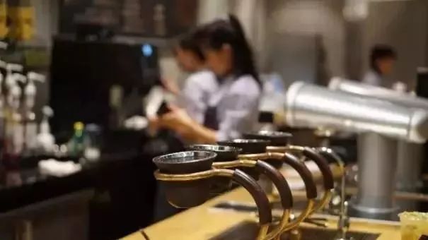 奶茶店這么“變態(tài)”了：顧客碰過的抹布，直接扔掉？
