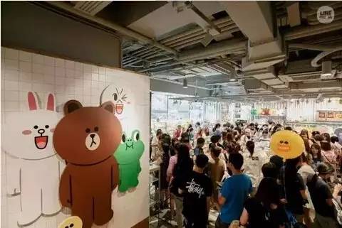 排隊(duì) 小時(shí)＋，比蘋果商店開(kāi)業(yè)還火！這家咖啡館憑什么？