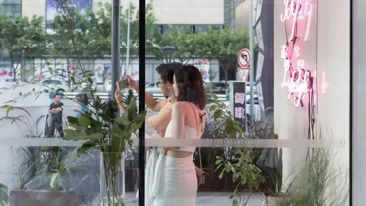 堪稱“美女聚集地”，這家咖啡館和我分享了打動女性消費(fèi)者的秘密