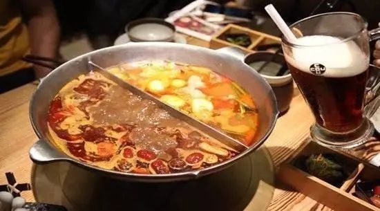 逛了兩天商場(chǎng)我們發(fā)現(xiàn)：餐廳真的要和茶飲店搶生意了！