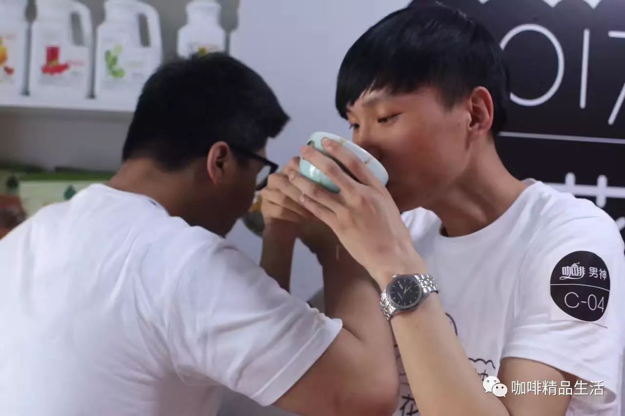 要想拿獎杯，必須喝交杯。男神拉花賽長春站，看點十足！