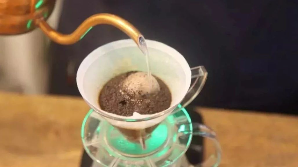 【前街教你沖咖啡】手沖篇-悶蒸和注水 | 如何控制悶蒸時(shí)間、水流水量和注水高度？