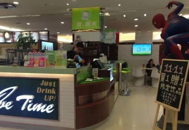 小型飲品店搶占大型購物中心是作死嗎？