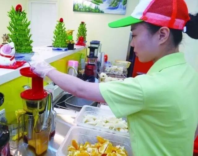 怎樣開個人氣旺的飲品店?鄭州飲品店“三劍客” 吸引顧客招不同