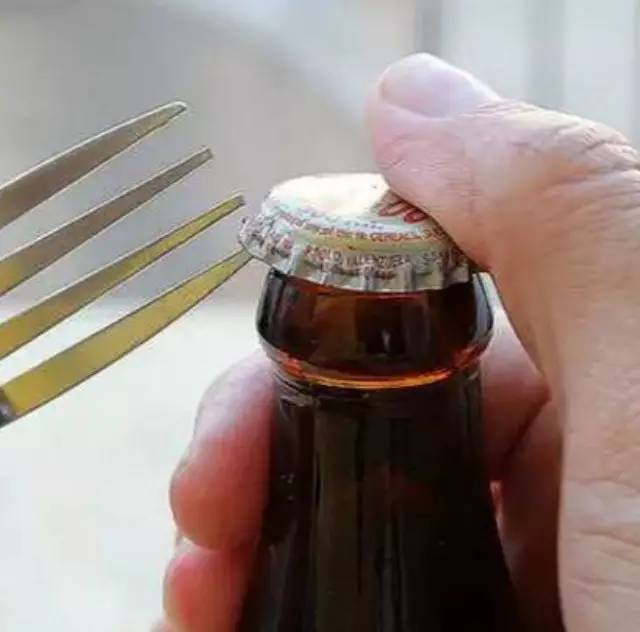 吧臺人瞬間讓顧客崇拜的開啤酒瓶方法，你會幾種？