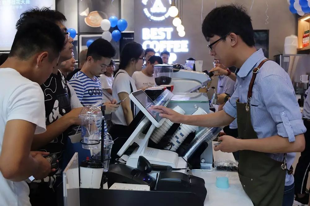 星巴克對(duì)面的咖啡店一開(kāi)，粉絲沸騰了……