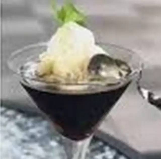 烏龍茶冰沙混伏特加   另類茶飲吸睛