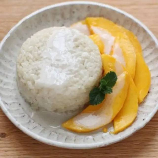 泰式芒果糯米飯，據(jù)說(shuō)去泰國(guó)的人  %都愛(ài)吃它