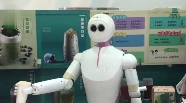 機(jī)器人“入侵”奶茶店，搞噱頭還是真有料？