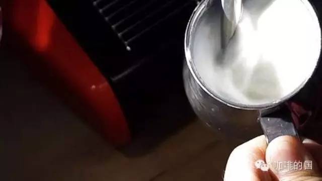半自動(dòng)咖啡機(jī)打奶泡不綿密的原因分析