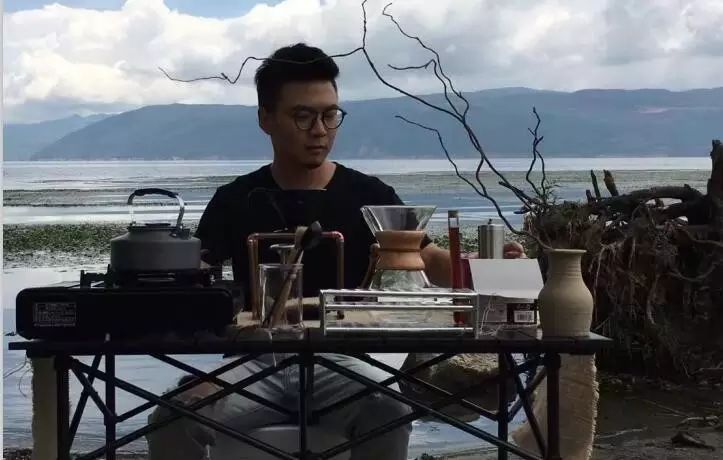 他逃離北京，將咖啡攤擺到大理洱海邊！