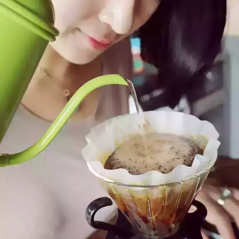 有美女的咖啡館，更令人流連忘返
