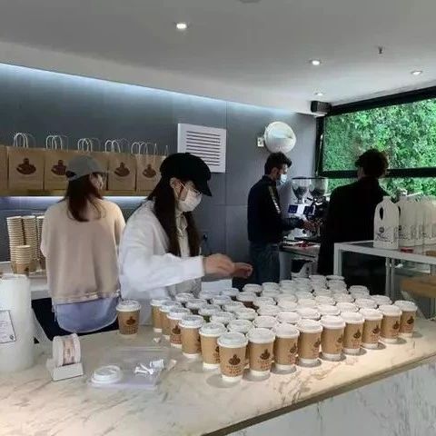 疫情之下，連續(xù)天為醫(yī)護人員送免費“武漢拿鐵”！
