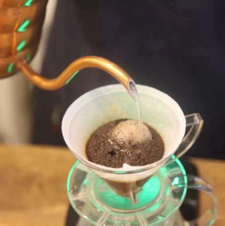 手沖悶蒸 | 咖啡悶蒸注意什么？淺烘＆深烘悶蒸排氣有何不同？