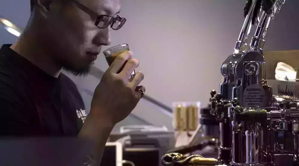 他開的店，出了個(gè)咖啡師冠軍！《視啡》第④期：東源的咖啡之道