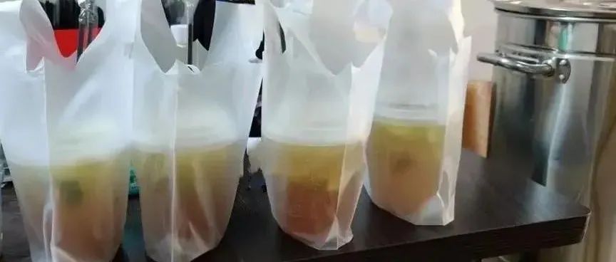 我擺攤賣奶茶  天沒(méi)開(kāi)張 都被自己喝了