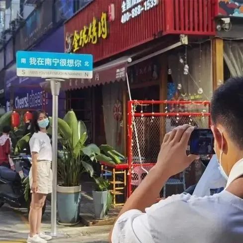因?yàn)橐粔K路牌 這家奶茶店?duì)I業(yè)額翻 倍！