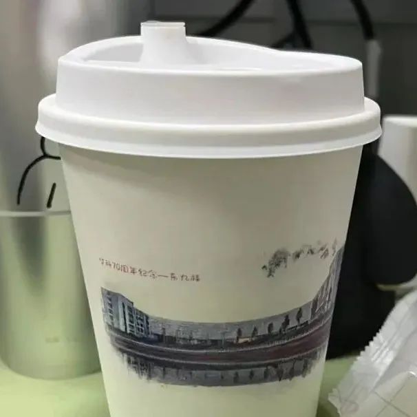 開奶茶店需要什么學(xué)歷？這家有清華、哈佛碩士 算高嗎？