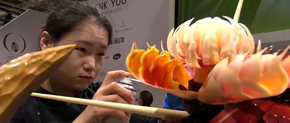 加油！中國選手廖晶靜、領隊彭程代表中國出戰(zhàn)世界巧克力大師賽