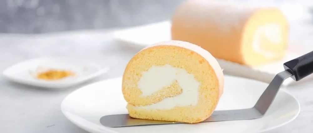 這個(gè)蛋糕卷使用日式蛋糕胚體——無常規(guī)細(xì)砂糖、無牛奶、無水，卻讓蛋糕柔軟細(xì)膩，蛋香濃郁！