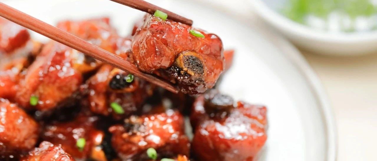 過節(jié)別去餐館吃了！排骨這樣做，保證外焦里嫩，一咬脫骨！